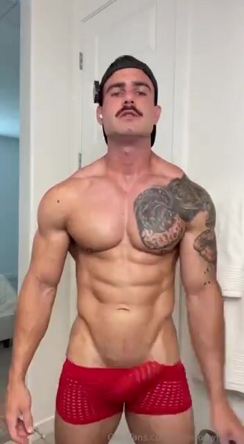 Fitness influencer shows off his body