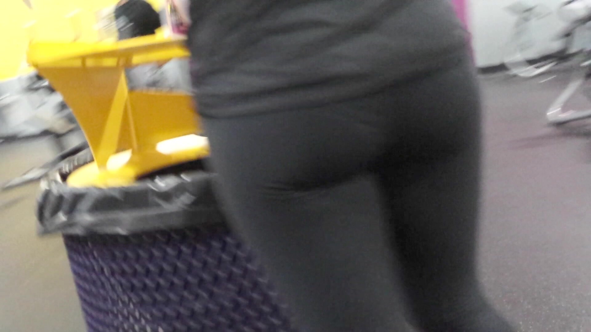 Nice ass in yoga pants at gym