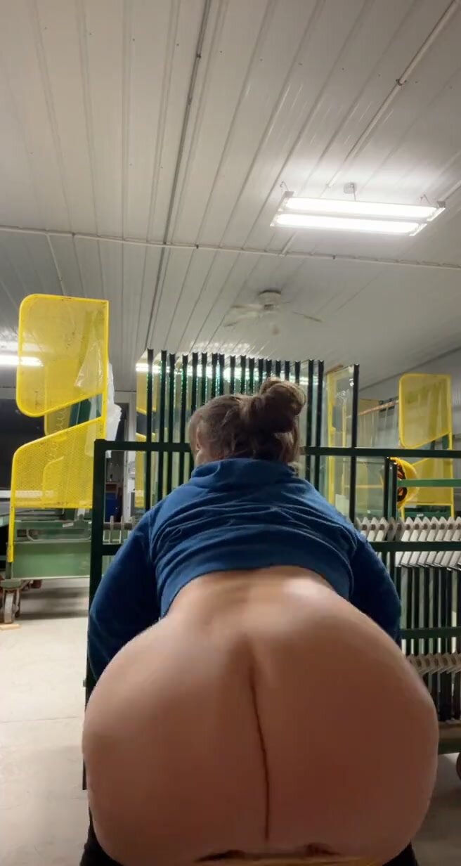 Big booty pawg twerks at work (indoor sporting facility