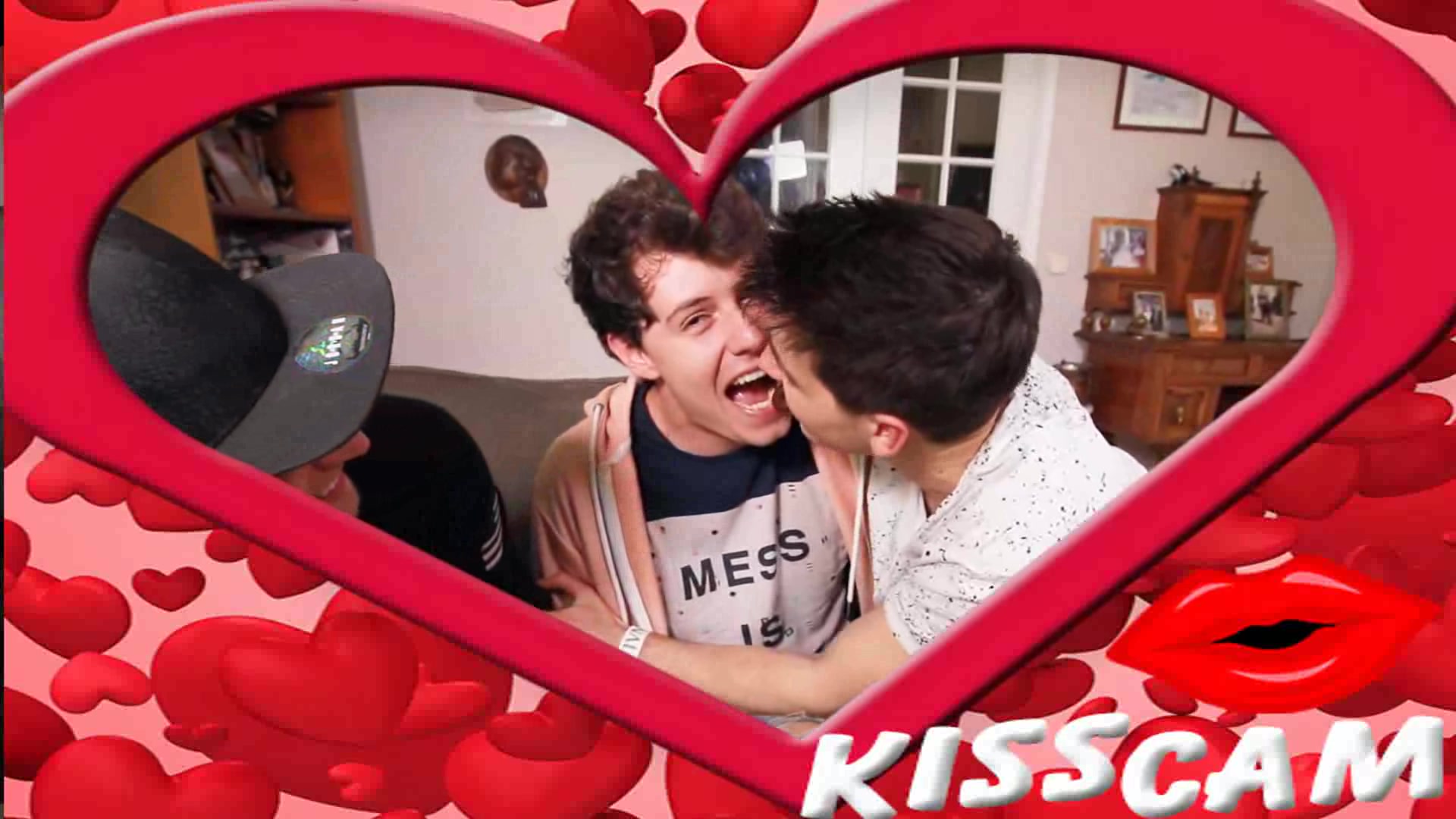 Youtubers: straight friends almost kiss 2