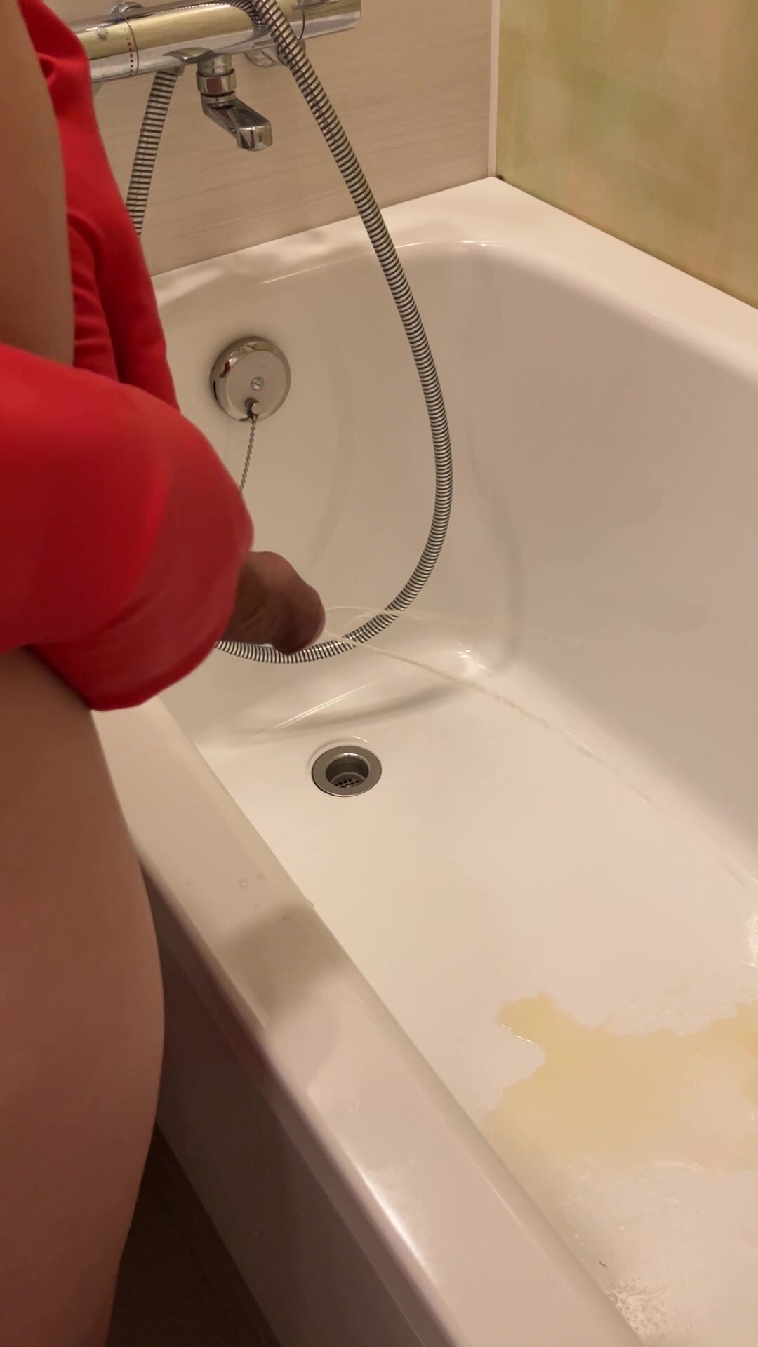 Pissing into a bathtub