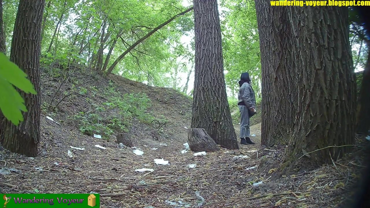 Desperate forest pissing