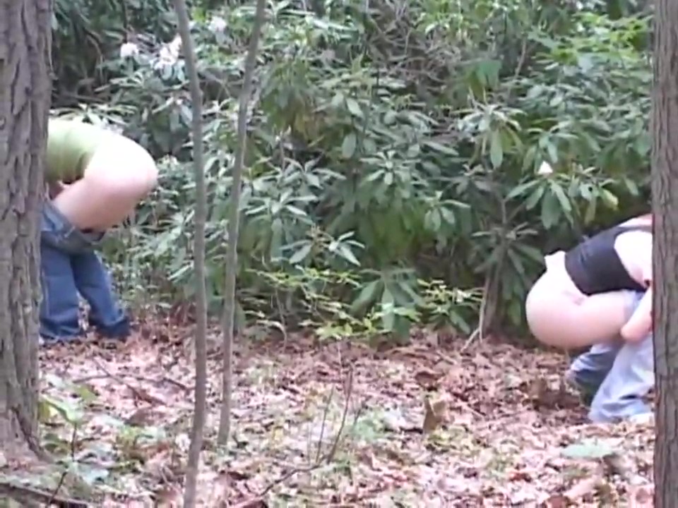 2 Desperate Girls Pissing In The Woods