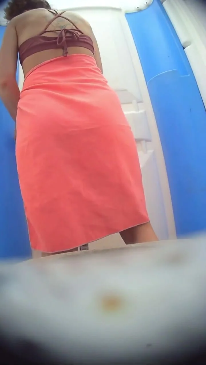 Porta potty voyeur captures cutie w nice ass hovering - ThisVid.com