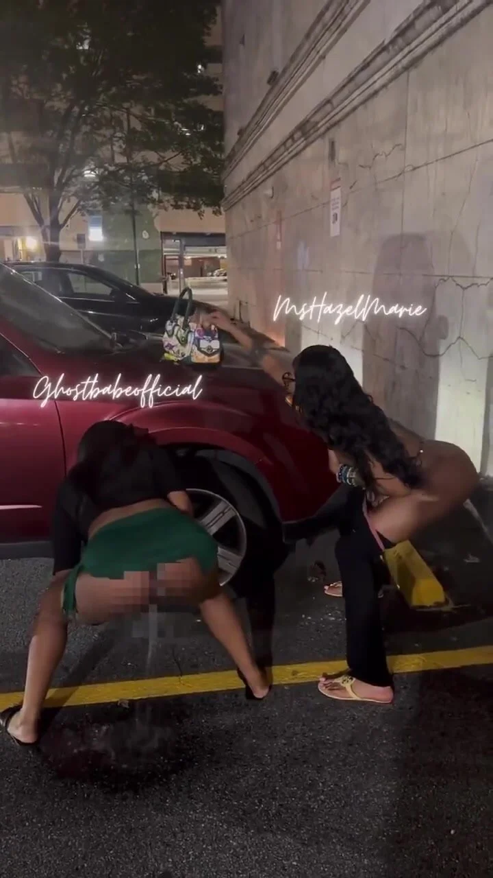 Ebony friends pee in parking lot together - ThisVid.com