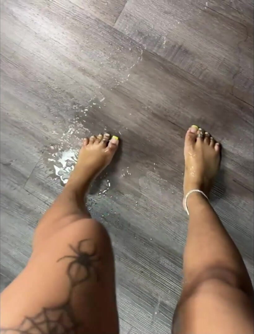 Black Girl Pisses All Over Her Floor & Feet