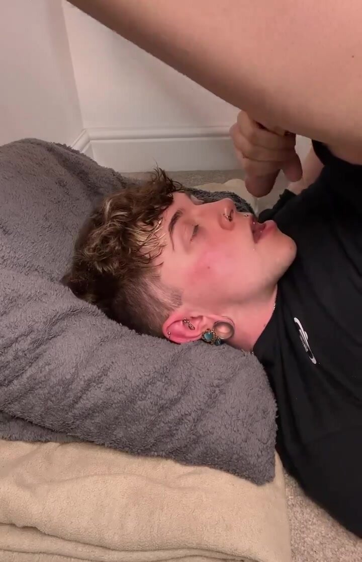 Gooning to his own cock and cum