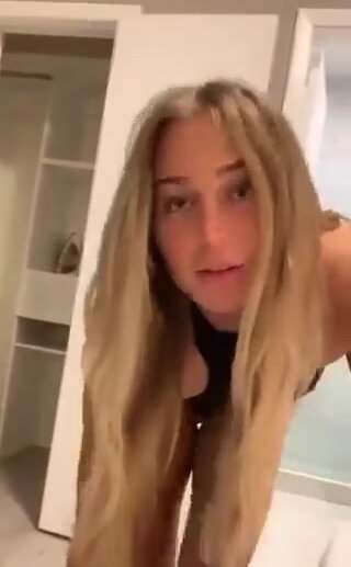 Hot teen undresses then waks away (showing her ass)