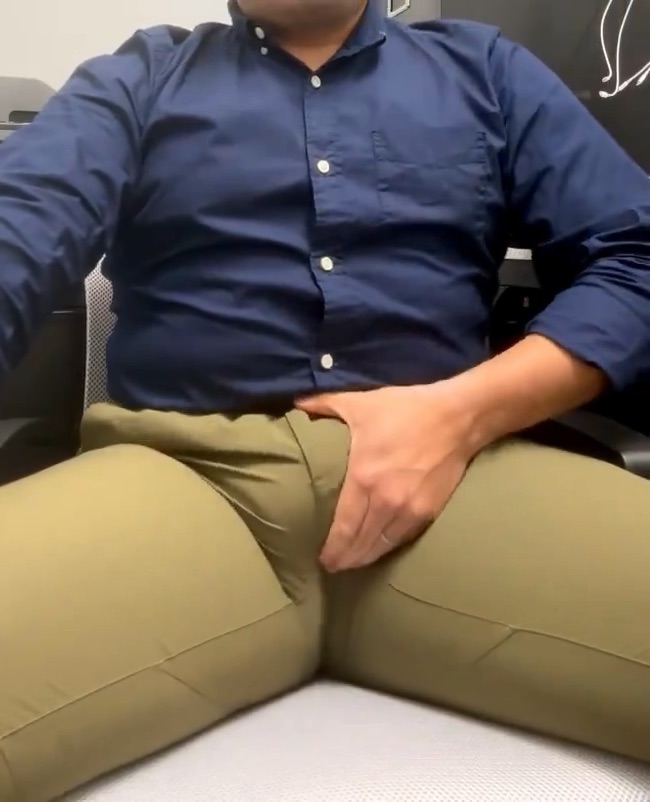 DILF snaps the seams of his tight pants with his bulge