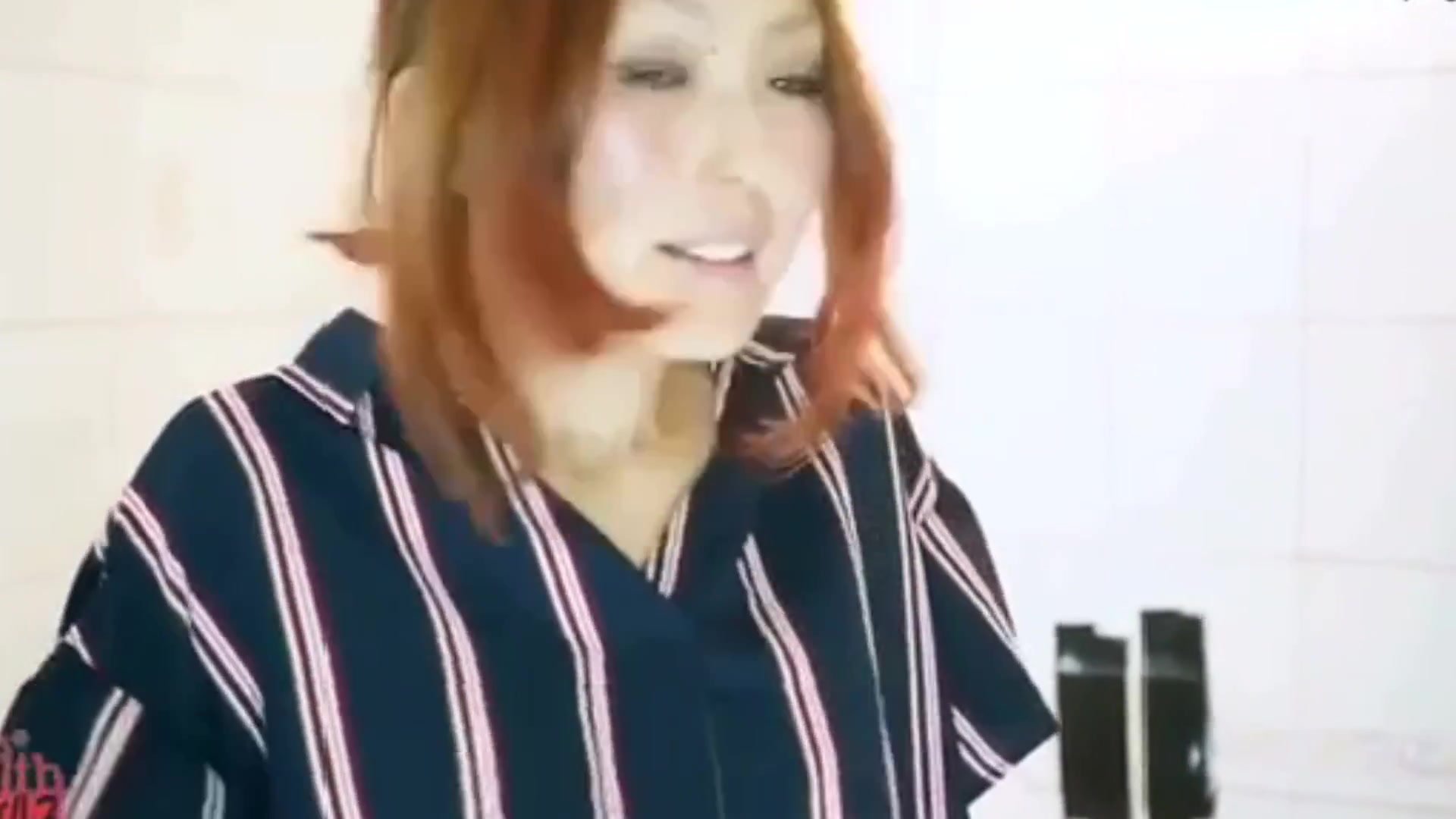 JAPANESE WOMAN TUB SHITTING