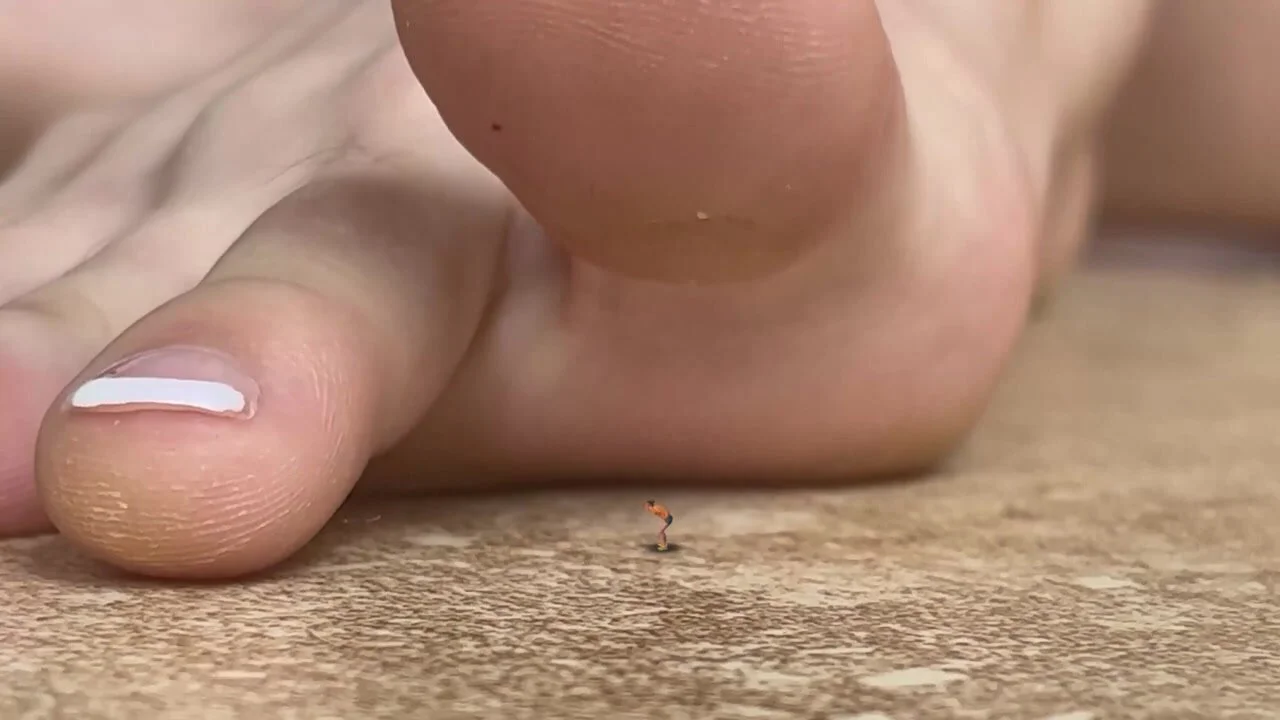 Micros on giantess feet - ThisVid.com