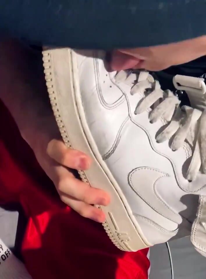 Prollsaunick spits and licks his AF1s