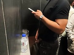 ATTRACTIVE YOUNG STR8 GUY PISS AND SPIT - SPY CAM