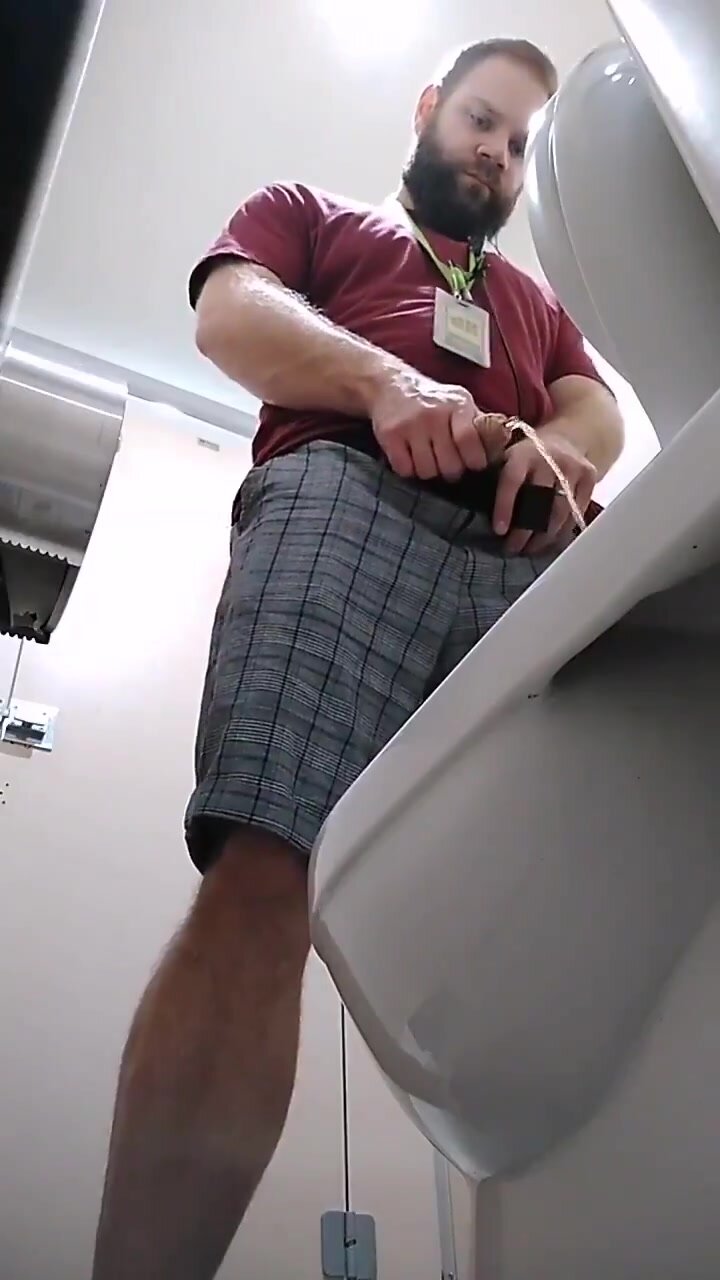 spying on sexy hard worker pissing