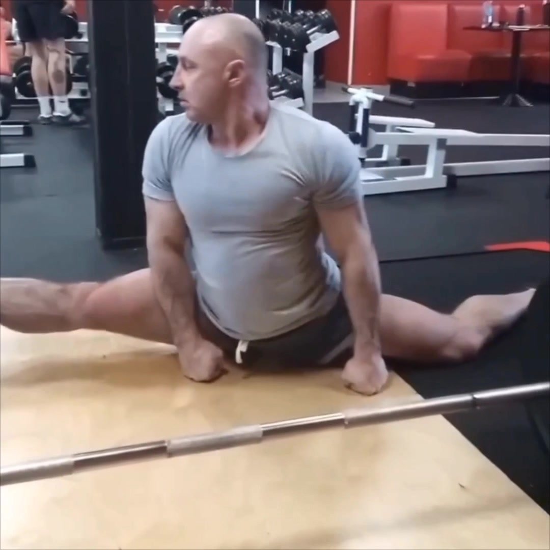 Russian Bodybuilder stretching doing the splits