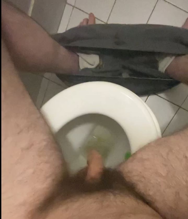 Cheese Piss and farting Aussie lad on the shitter
