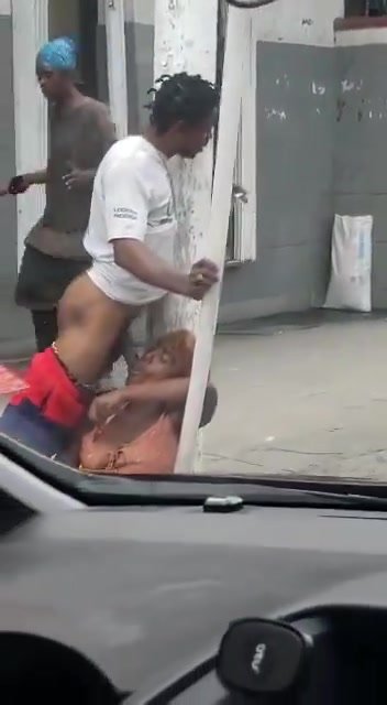 Guy gets his bbc sucked on the street broad day