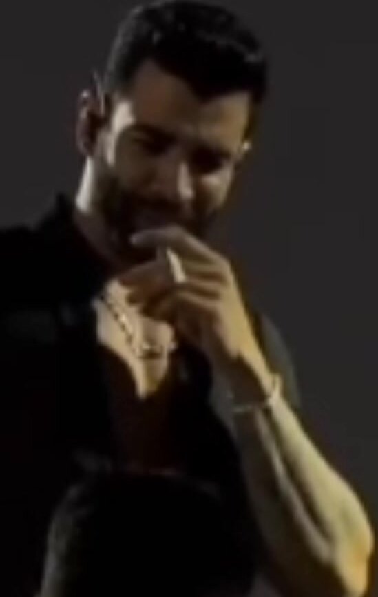 Candente cantante brasileño fumando en el escenario