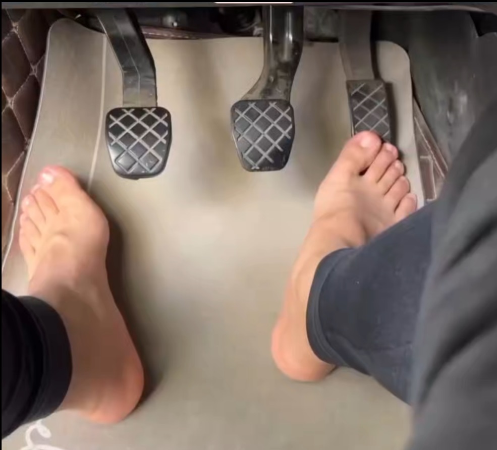 The most beautiful male feet (short but hot)