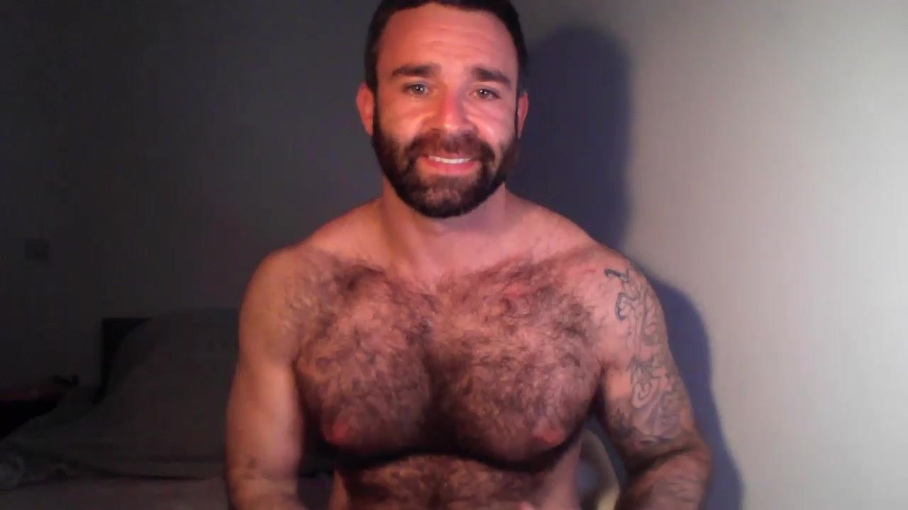 Sexy Muscle Bear Shows Feet & Hole On Cam Show