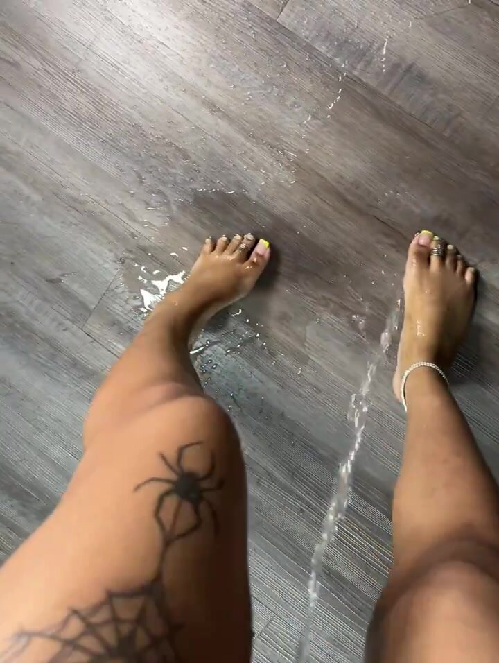 Ebony wets her cute toes with pee (POV)