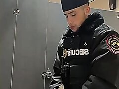 policial gozando no banheiro público