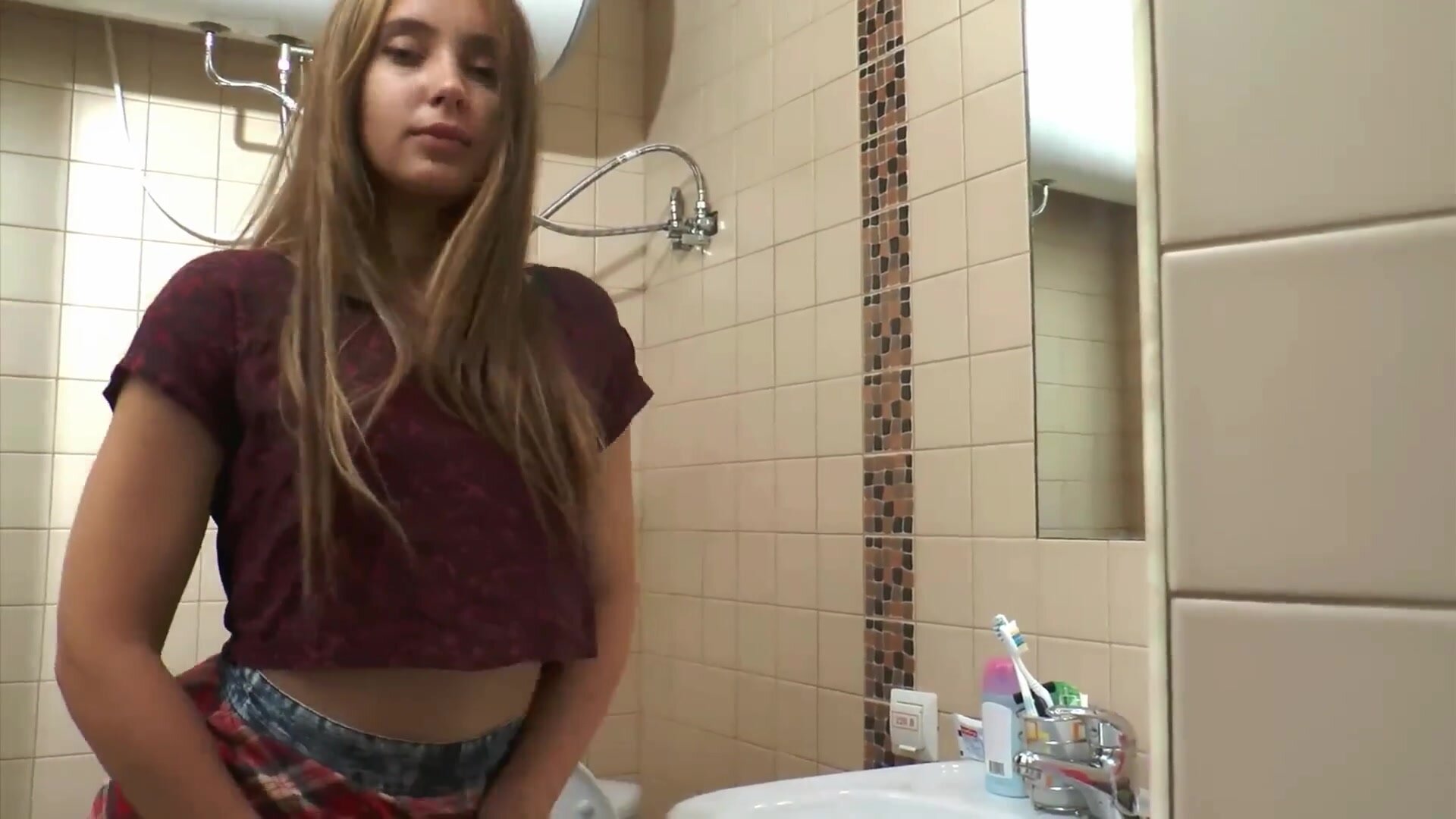 Girl toilet piss and masturbate