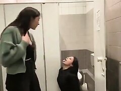 What girls actually do in the bathroom