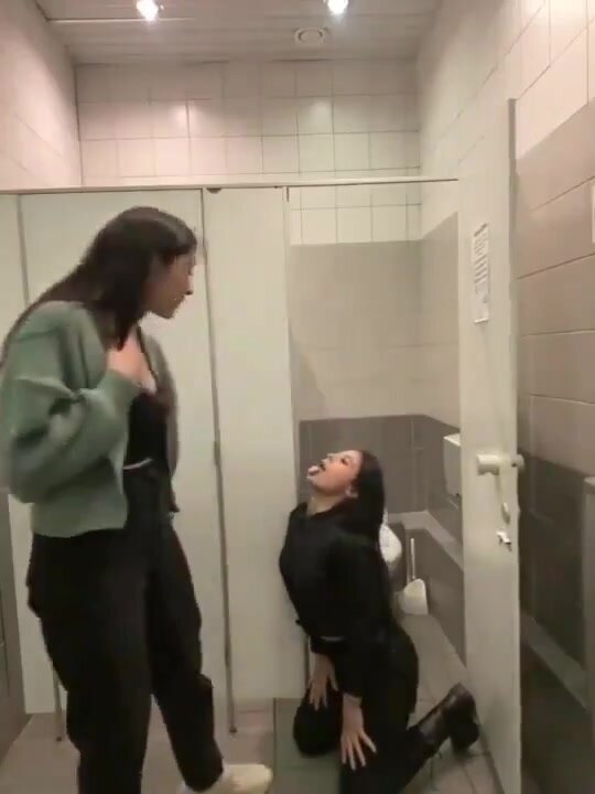 What girls actually do in the bathroom