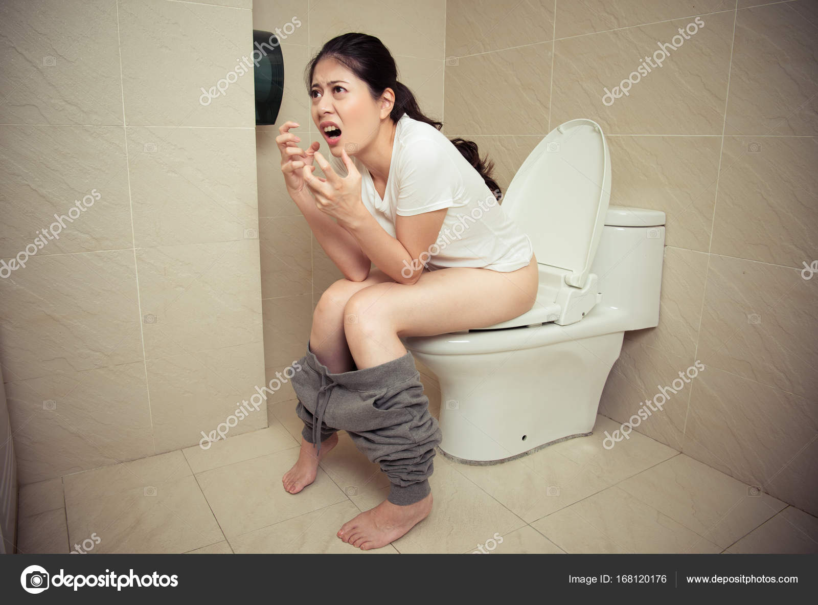 Brazlian girl explodes on the toilet