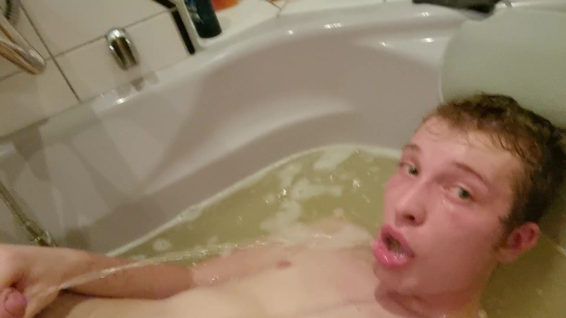 German Boy Pee In Bathtube
