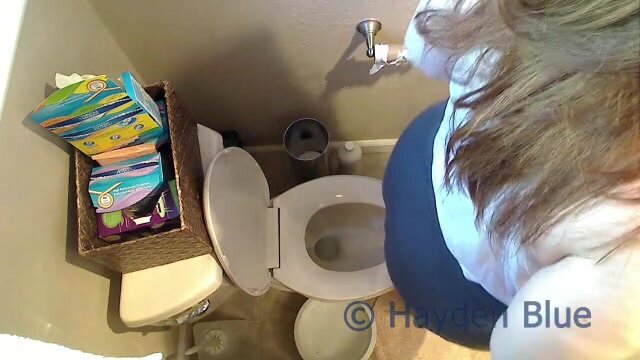 Big ass curvy girl Toilet voyeur!
