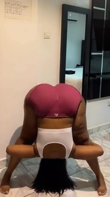 chubby ebony show flexible hip