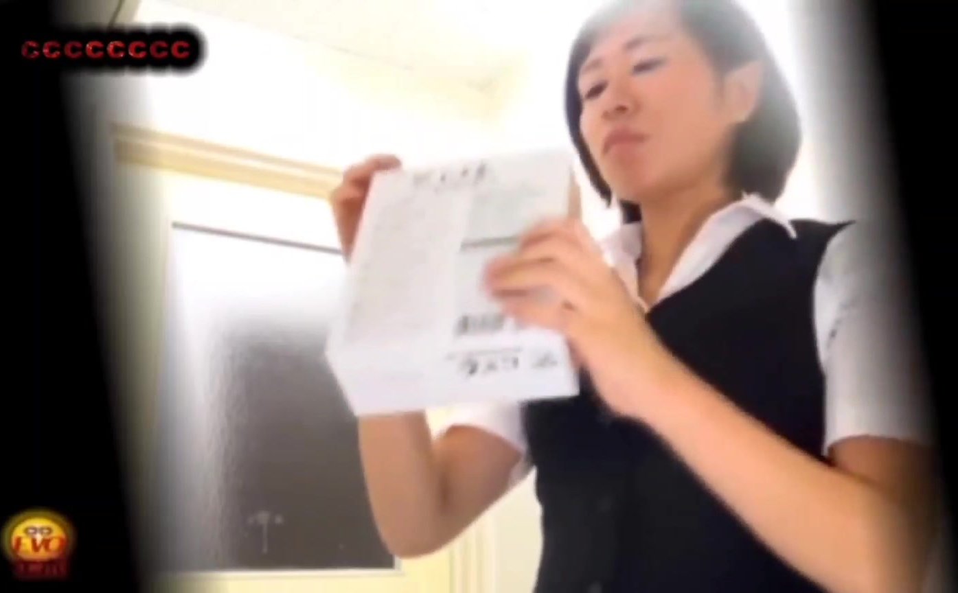 Japanese Girl Farts In Toilet