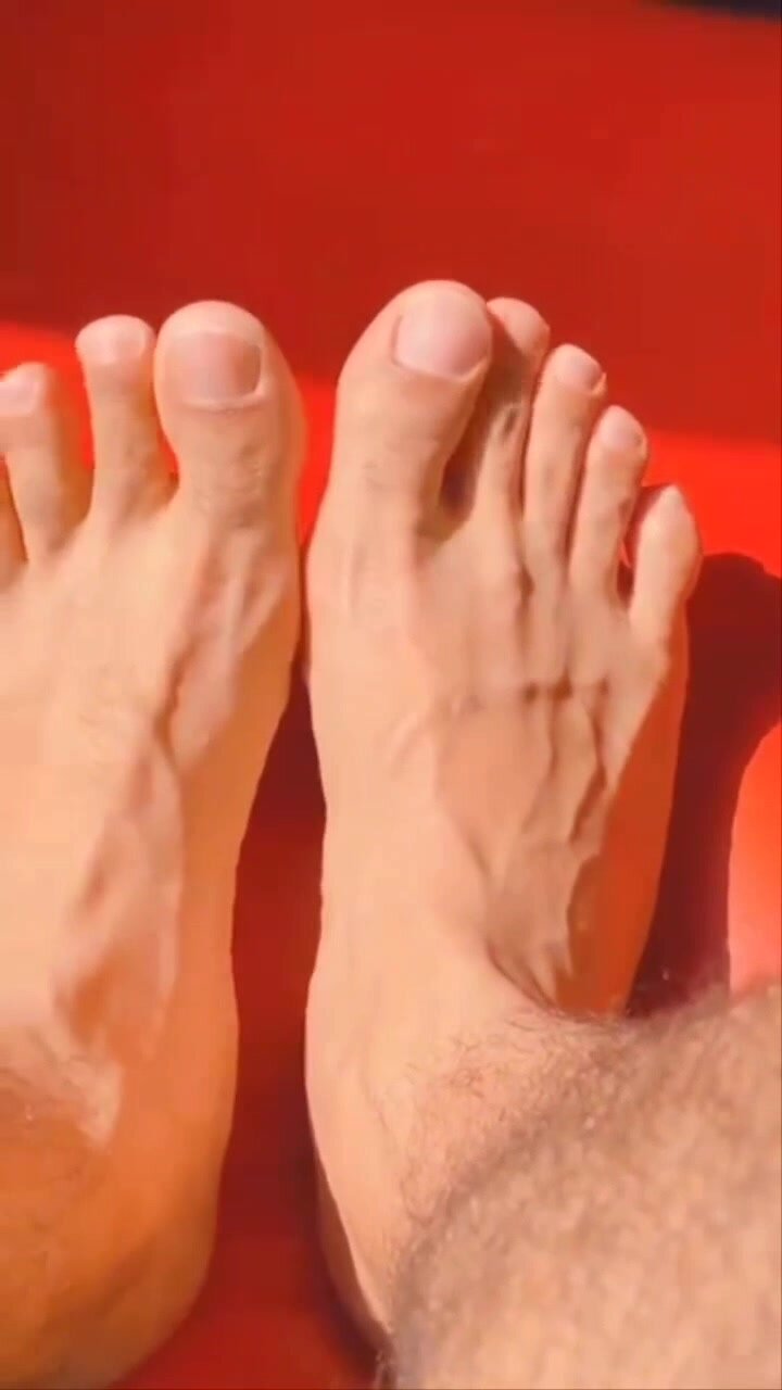 Homem mostra os pés e solas gigantes.