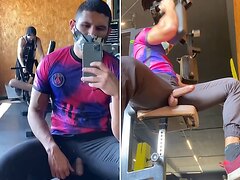 A muscular guy jerks off at the gym