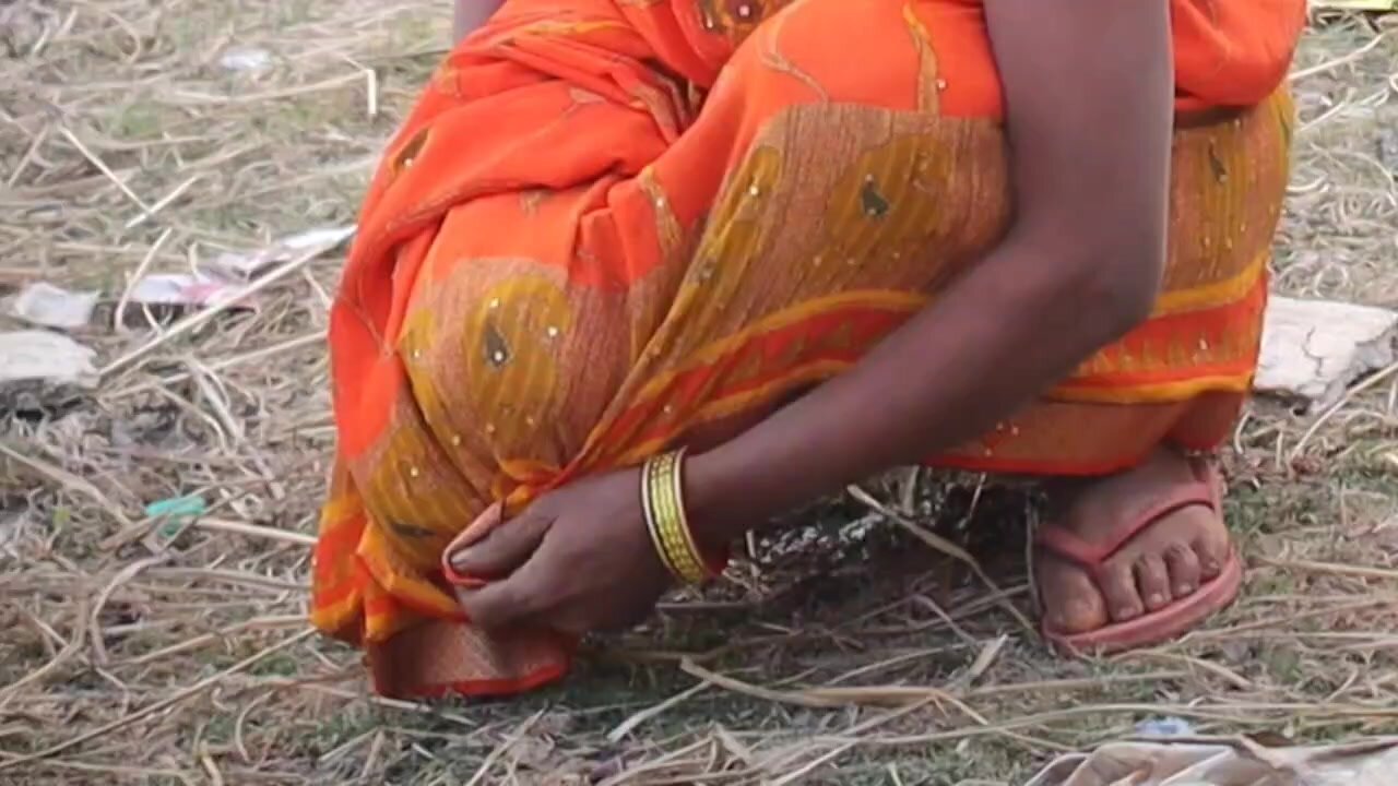 Desi indian sexy lady pissing in outdoor