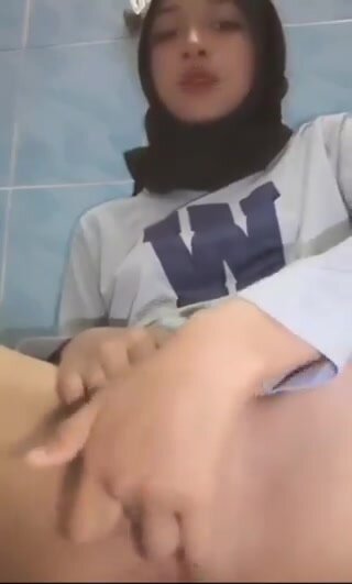 Indonesian Hijab Girl Play With Her Pussy