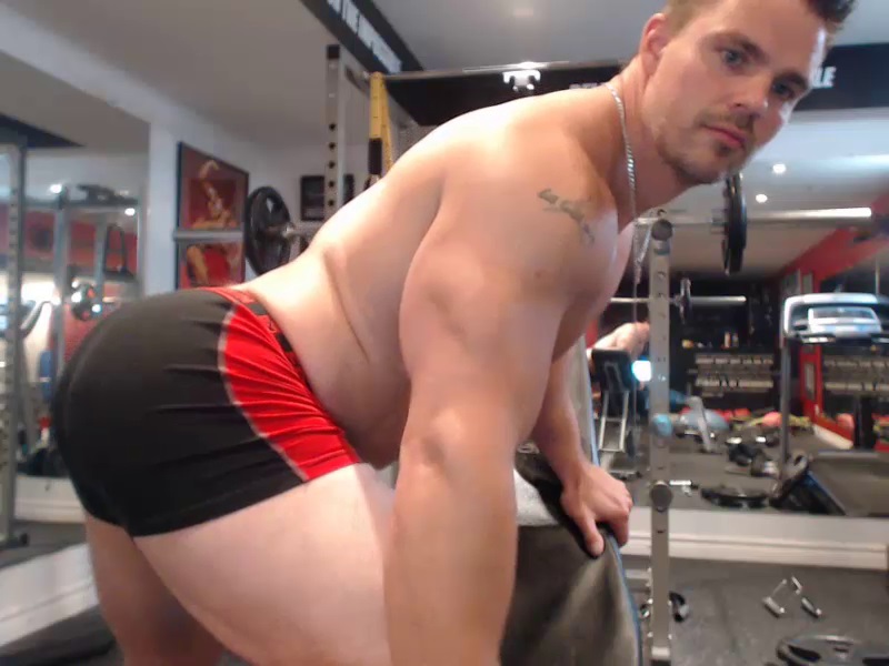 muscle stud wants to get fucked in the gym