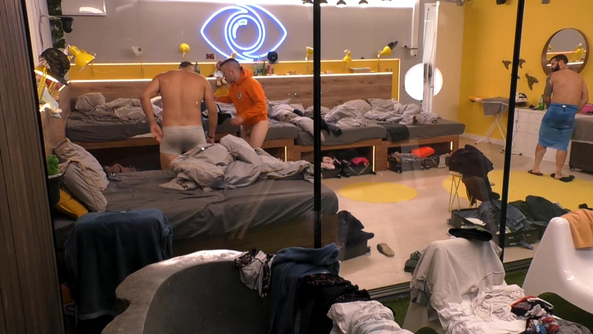 HOT GUYS CHANGING FROM BIG BROTHER POLAND2