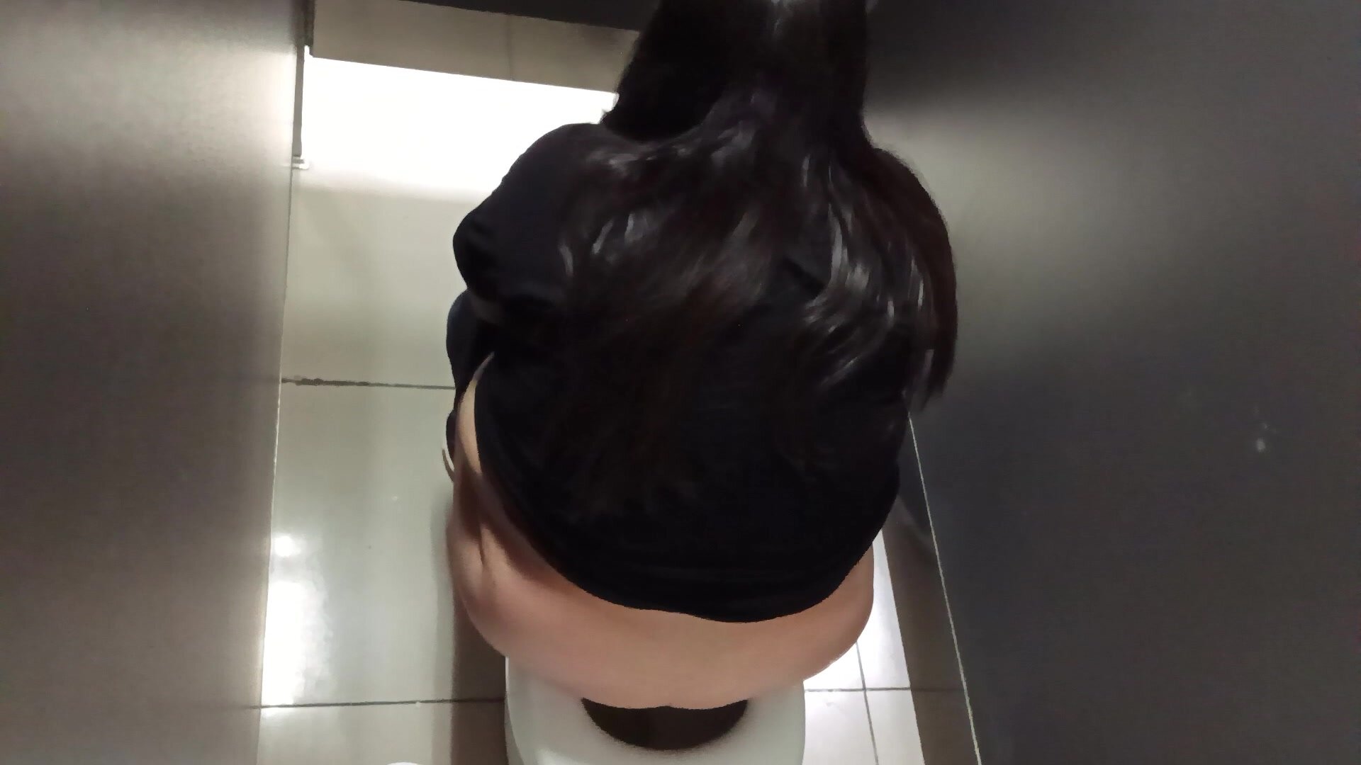 Fat girl pissing in toilet