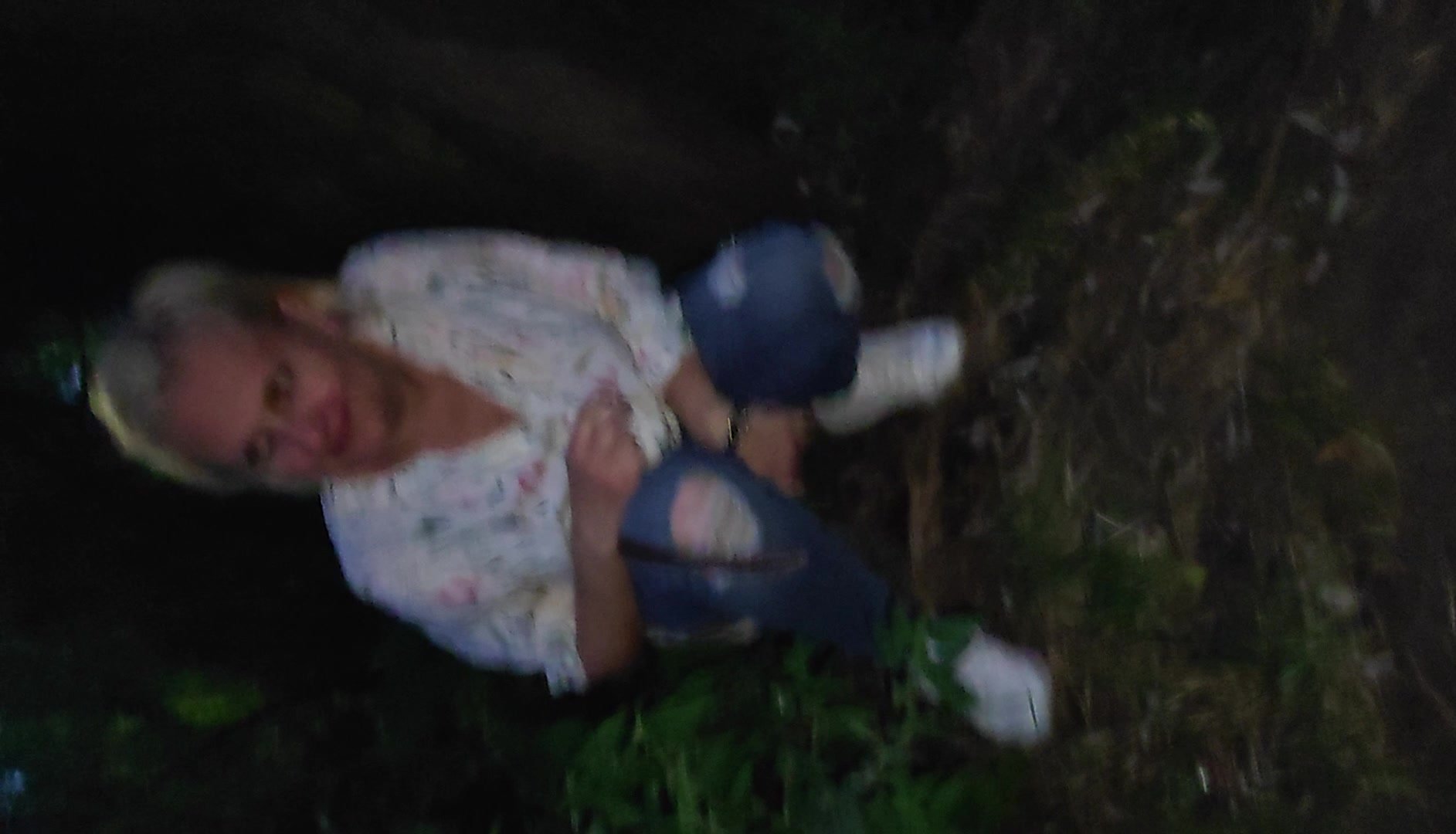 Kobieta sika w parku
