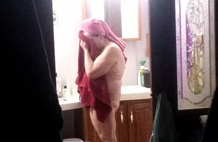 Mom caught naked with the door open - video 2