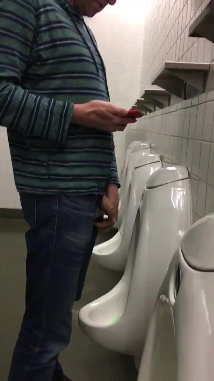 Daddy spy piss in toilet