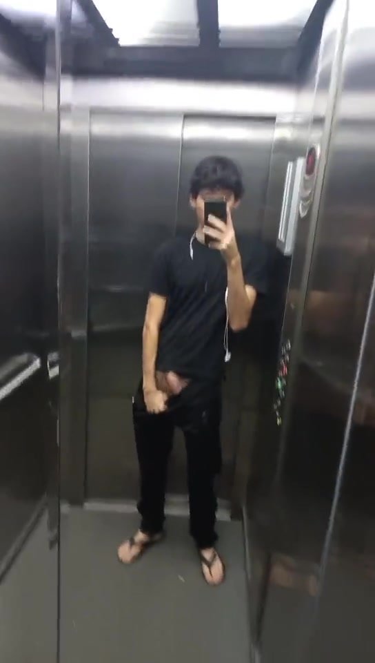 Str8 Teen Flashing In An Elevator