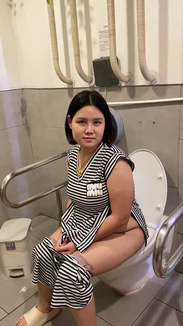 Chubby Thai Lady Peeing 3