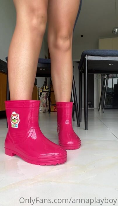 The new pink rainboots