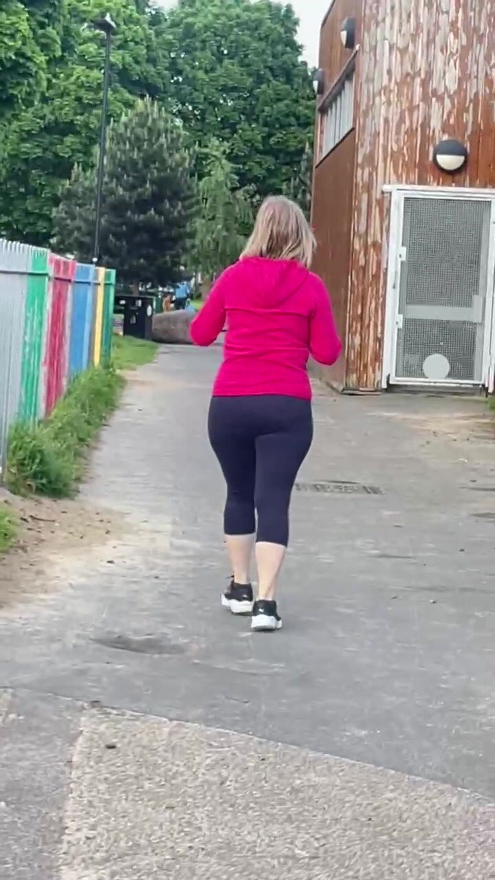 Russian milf in leggings