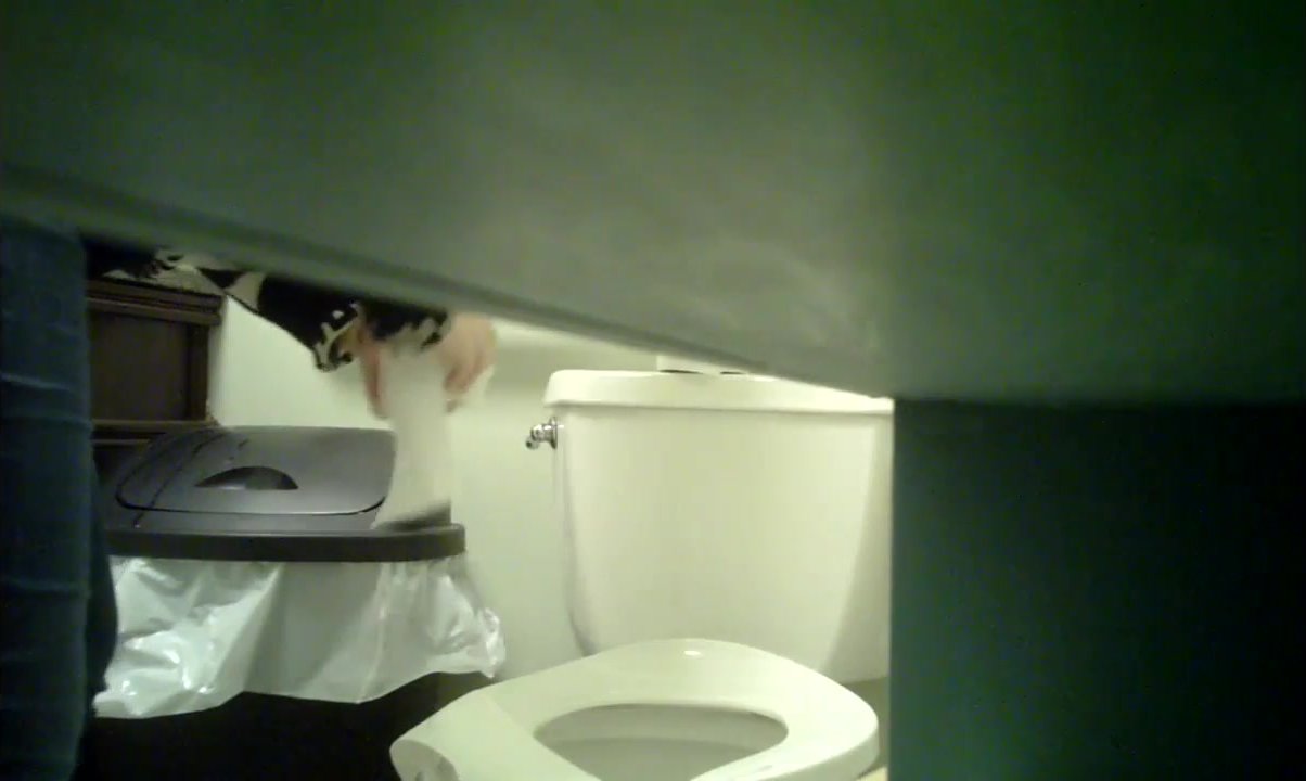 girl in toilet home 2/3
