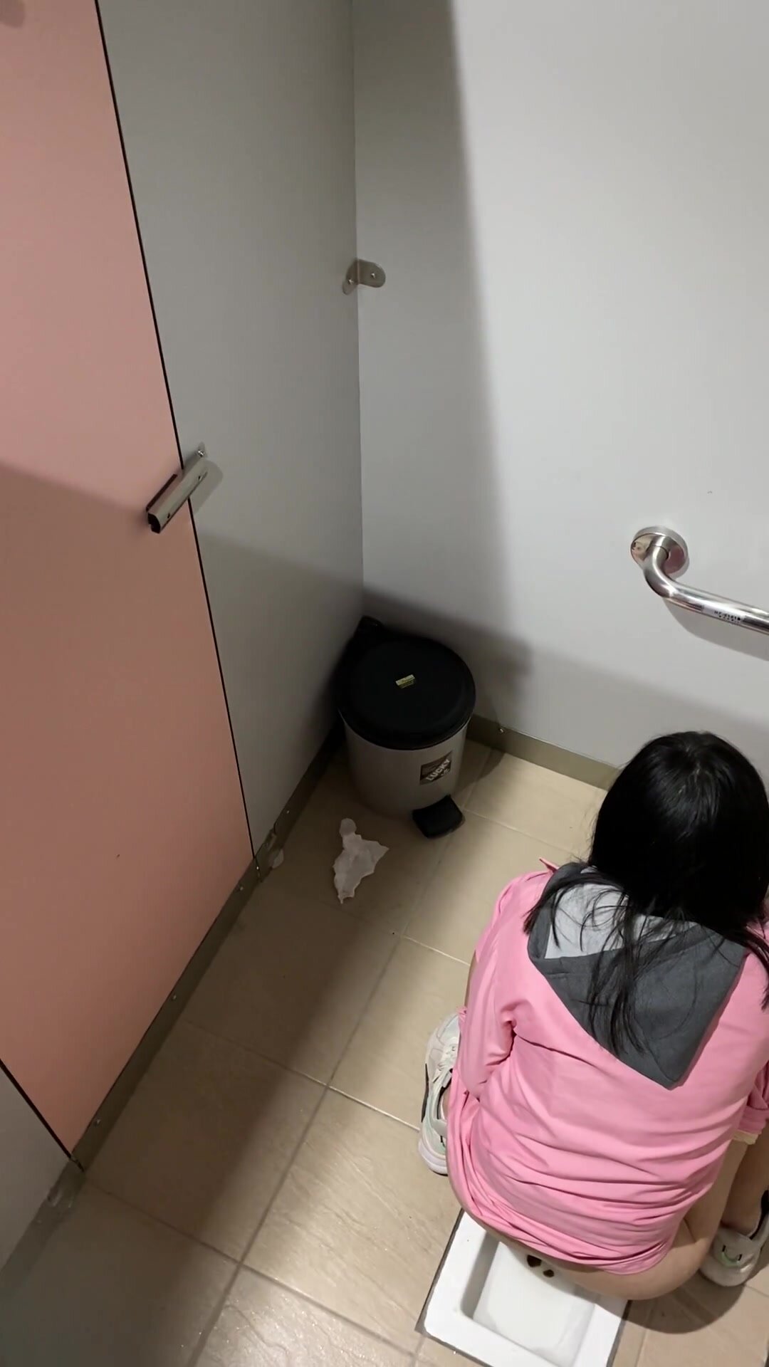 Asian cutie pooping